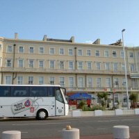 Touringcar voor het hotel